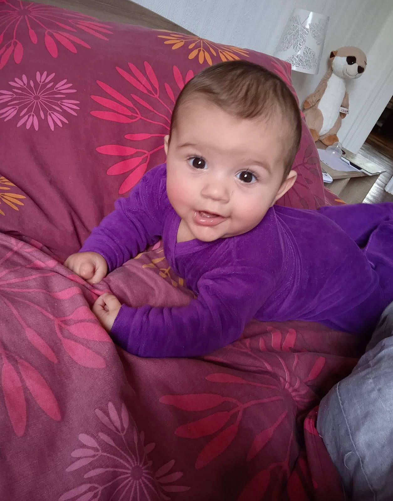 Aliénor a rejoint le concours — aidez-le/la à gagner de superbes lots ! baby, baby_toddler_clothing, cheek, comfort, couch, event, eyebrow, fun, happy, iris, lap, magenta, person, pink, purple, sitting, sleeve, smile, textile, toddler