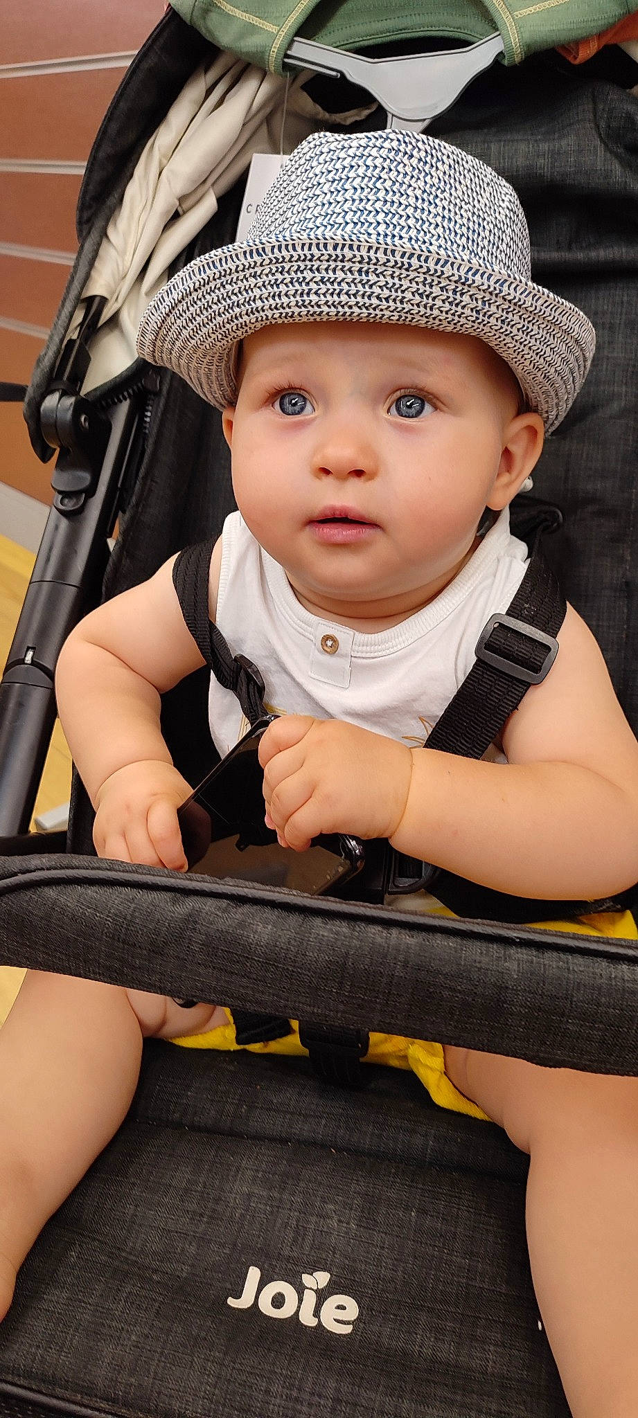 Gabriann a rejoint le concours — aidez-le/la à gagner de superbes lots ! arm, baby, baby_carriage, baby_toddler_clothing, black, cap, chin, cool, eye, finger, flash_photography, hand, happy, hat, headwear, human, lip, organ, person, photograph