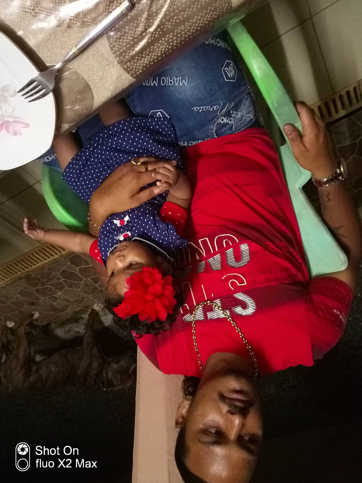 Alésia a rejoint le concours — aidez-le/la à gagner de superbes lots ! carmine, child, event, fashion_accessory, flash_photography, flesh, flower, font, gesture, happy, hat, headwear, human_leg, magenta, person, petal, pink, plant, red, snapshot