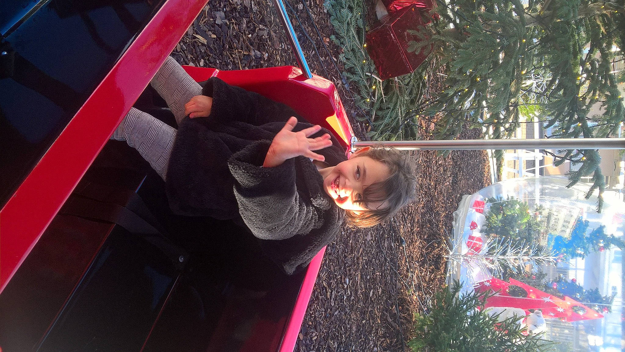 Zoe a rejoint le concours — aidez-le/la à gagner de superbes lots ! carmine, event, fun, grass, happy, joy, leisure, magenta, person, plant, tints_and_shades, tree