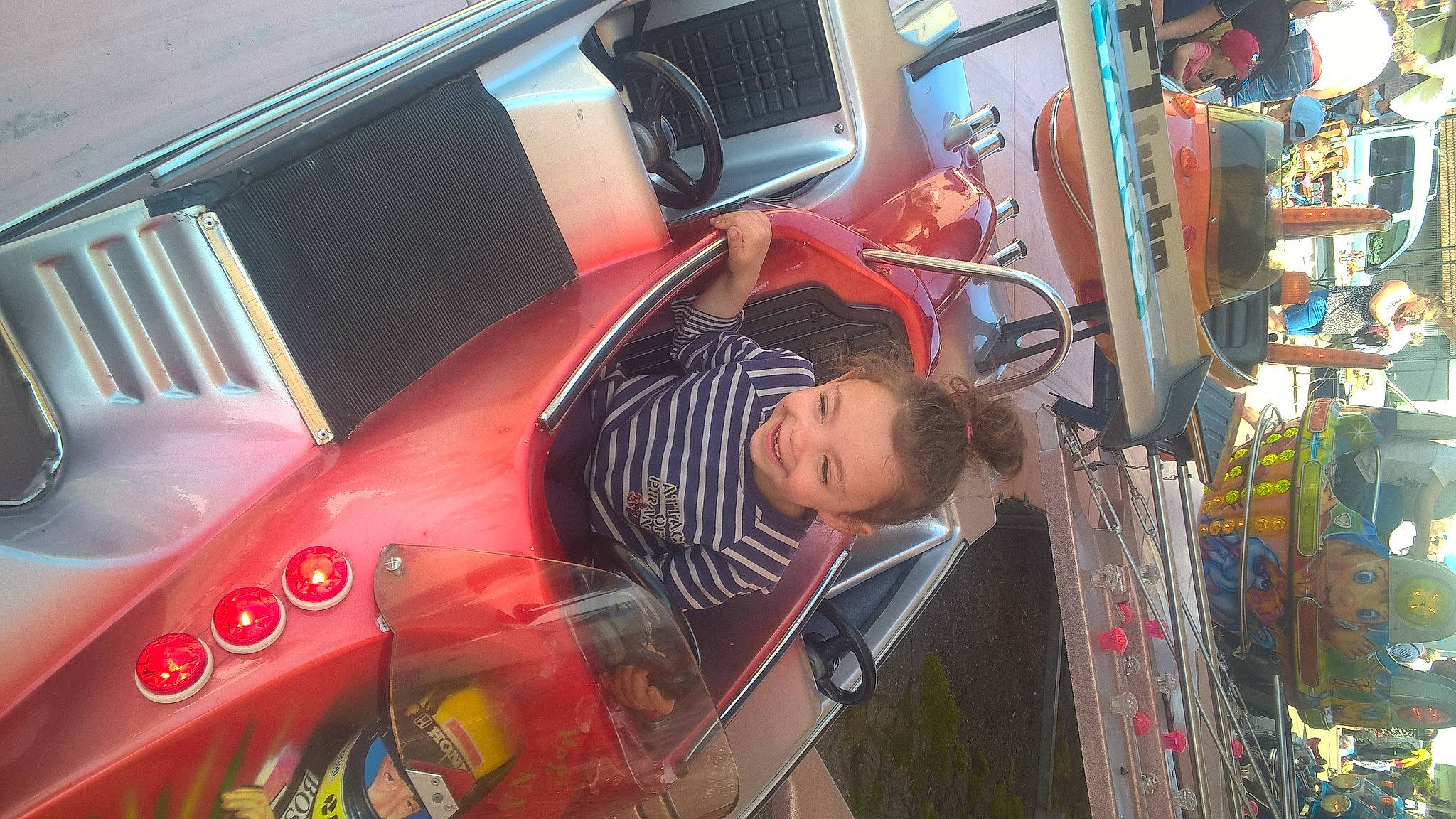 Zoé participe au concours pour gagner de l'argent avec cette photo : auto_part, automotive_design, automotive_exterior, automotive_lighting, automotive_tail_brake_light, automotive_tire, automotive_wheel_system, automotive_window_part, bumper, car, hat, headlamp, hood, joy, motor_vehicle, person, tints_and_shades, trunk, vehicle, vehicle_door