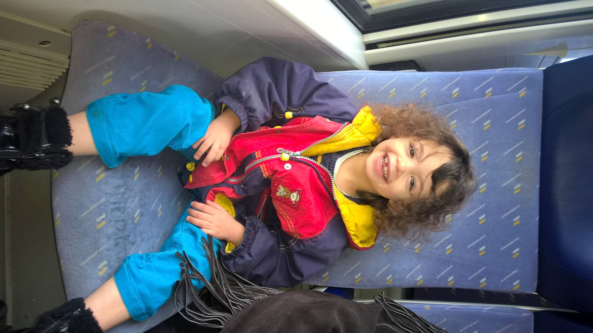 Zoé participe au concours pour gagner de l'argent avec cette photo : child, comfort, electric_blue, fun, joy, leisure, passenger, person, recreation, room, sitting, travel