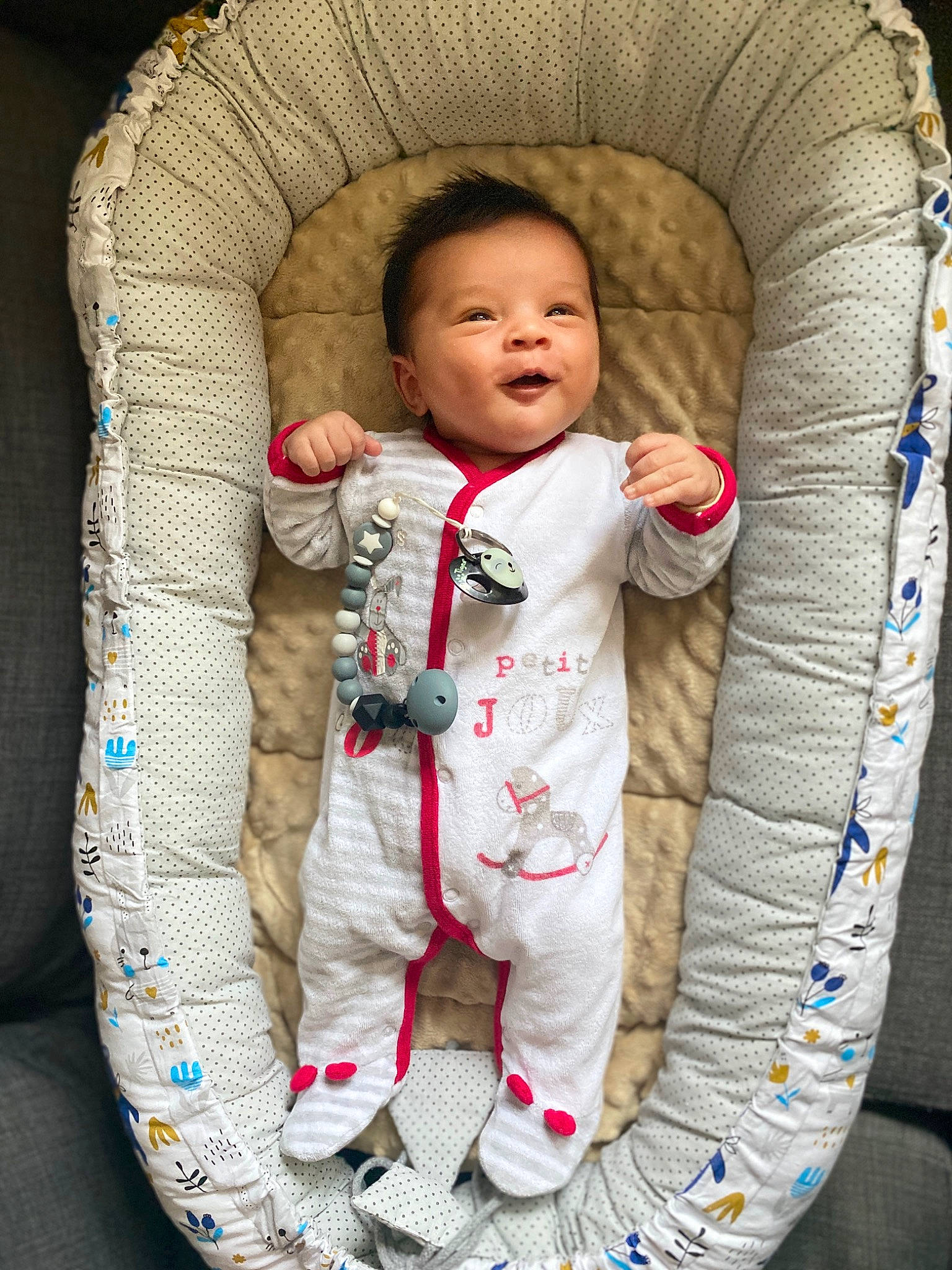 Robin a rejoint le concours — aidez-le/la à gagner de superbes lots ! baby, baby_carriage, baby_products, baby_safety, baby_toddler_clothing, bag, cheek, child, comfort, face, head, infant_bed, linens, pattern, person, product, sitting, sleeve, smile, textile