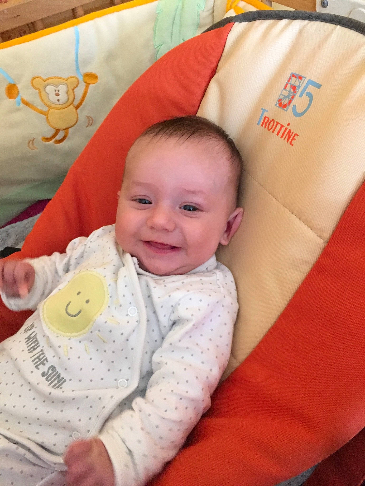 Arthur a rejoint le concours — aidez-le/la à gagner de superbes lots ! baby, baby_laughing, baby_products, baby_toddler_clothing, cheek, child, comfort, eye, joy, laugh, orange, person, sleeve, textile, toddler