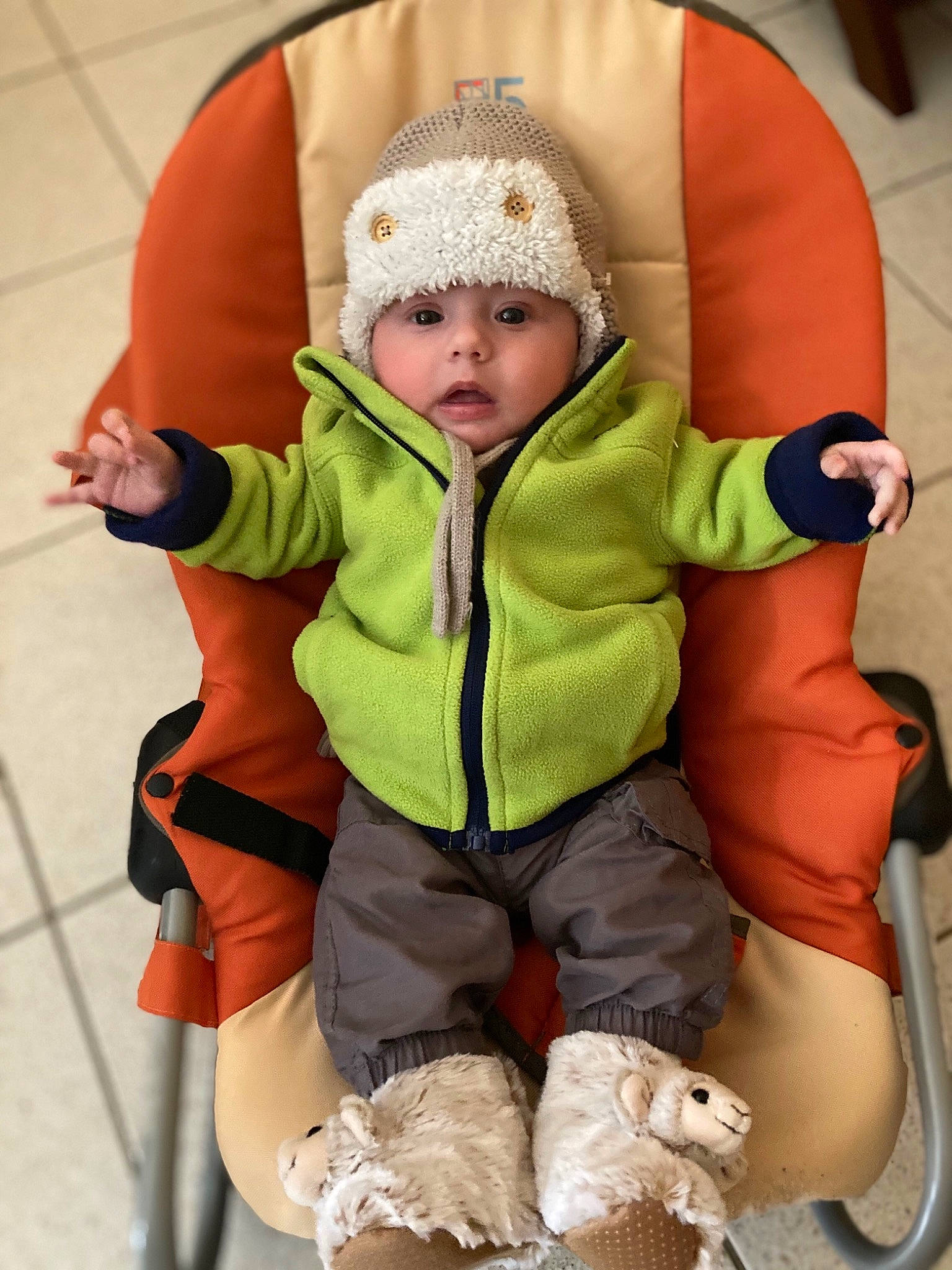 Arthur participe au concours pour gagner de l'argent avec cette photo : baby, baby_products, baby_safety, baby_toddler_clothing, beanie, bonnet, cheek, child, comfort, headwear, lap, person, sock, stuffed_toy, toddler, toy, wool