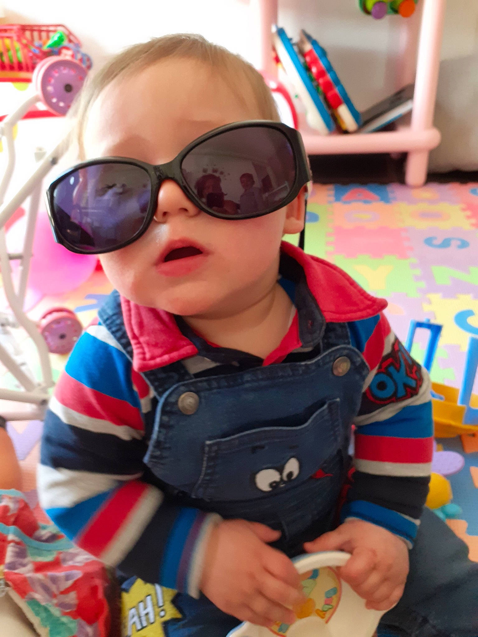 Arthur participe au concours pour gagner de l'argent avec cette photo : baby, baby_toddler_clothing, carmine, cheek, child, eyewear, face, fun, glasses, goggles, happy, leisure, person, personal_protective_equipment, play, recreation, sitting, sleeve, sunglasses, toddler