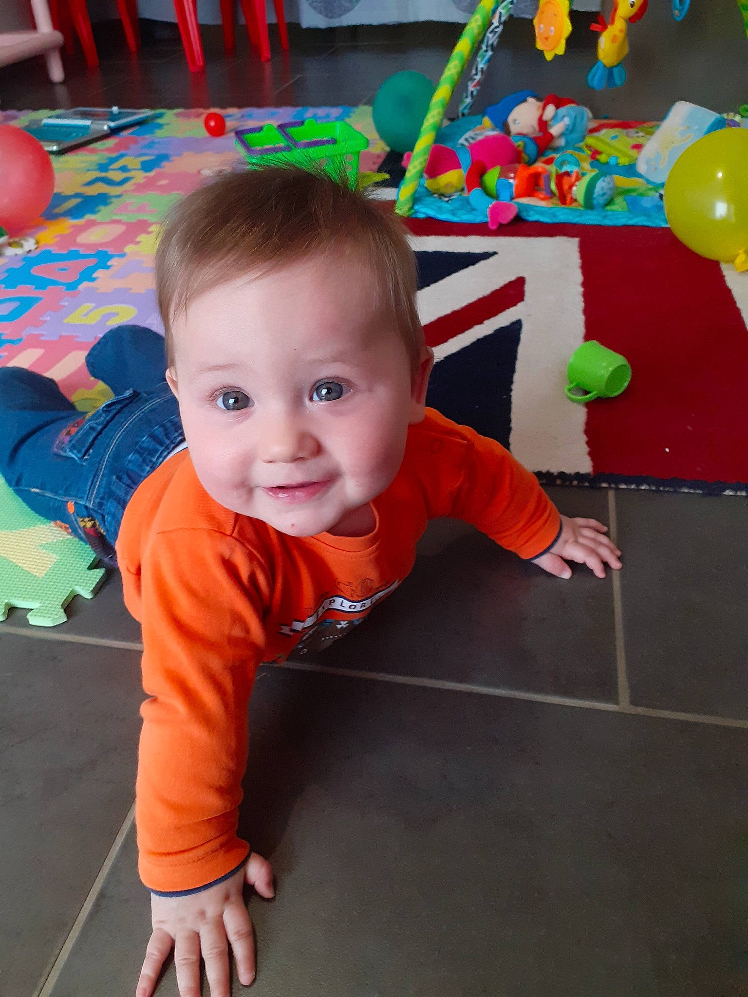 Arthur a rejoint le concours — aidez-le/la à gagner de superbes lots ! baby, baby_toddler_clothing, balloon, cheek, child, eye, face, floor, flooring, fun, happy, head, human_body, leisure, person, skin, smile, standing, toddler, toy