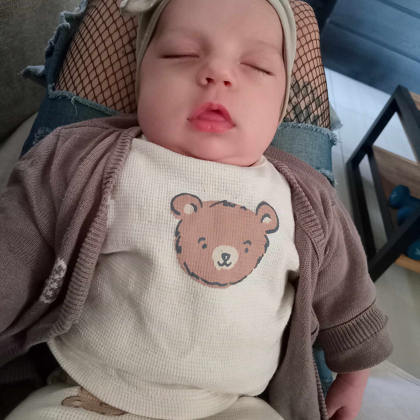 Lou a rejoint le concours — aidez-le/la à gagner de superbes lots ! applique, baby, bonnet, cap, clothing, couch, cushion, face, furniture, hat, head, homedecor, hood, hoodie, knitwear, newborn, pattern, person, sweater, sweatshirt
