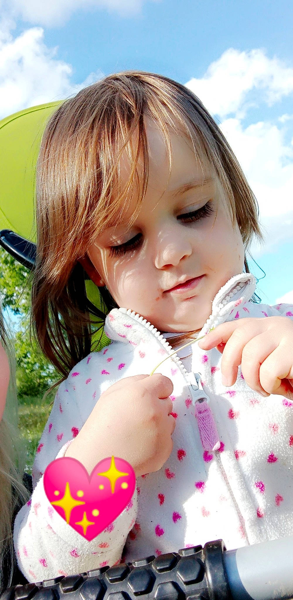 Laïa a rejoint le concours — aidez-le/la à gagner de superbes lots ! bangs, beauty, cheek, cloud, eyelash, gesture, grass, hair, happy, lip, mouth, neck, nose, people_in_nature, person, pink, skin, sky, summer, toddler