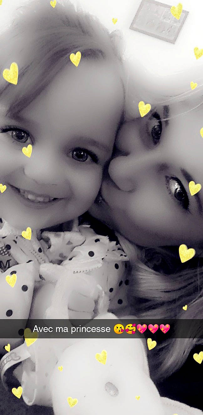 Laïa a rejoint le concours — aidez-le/la à gagner de superbes lots ! art, child, chin, eyelash, facial_expression, font, happy, joy, monochrome, monochrome_photography, organism, pattern, people_in_nature, person, photo_caption, photomontage, portrait_photography, smile, still_life_photography