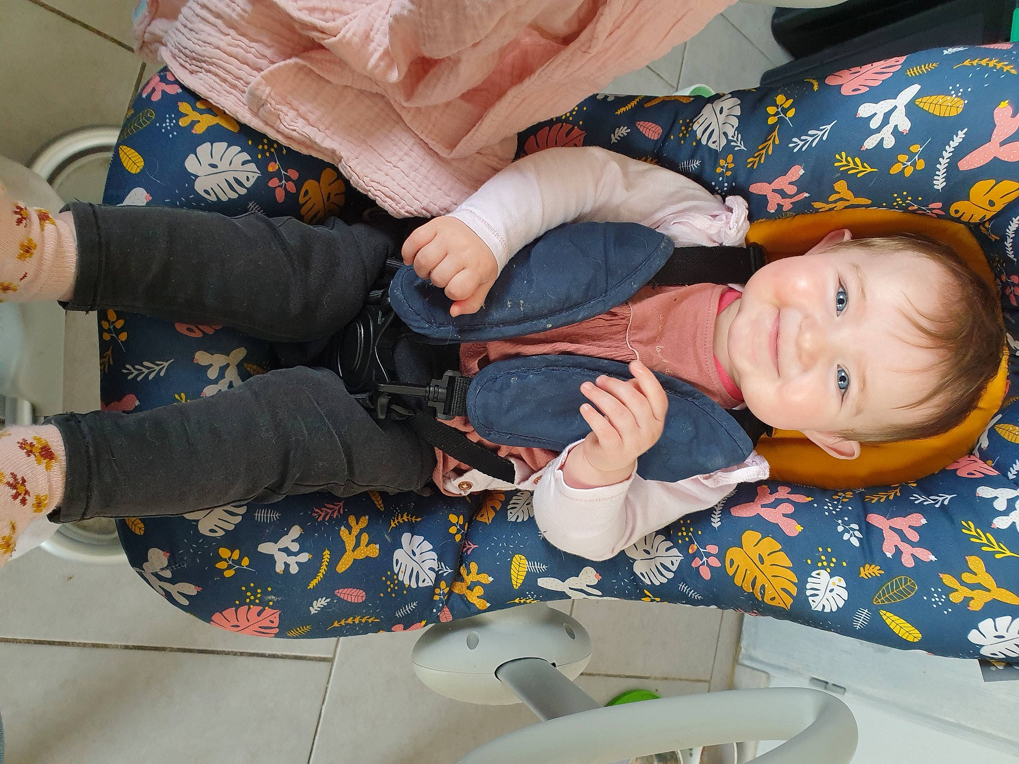 Emmy a rejoint le concours — aidez-le/la à gagner de superbes lots ! baby_toddler_clothing, beauty, child, comfort, facial_expression, finger, fun, hairstyle, happy, joy, lap, pattern, person, play, product, room, sitting, smile, textile, toddler