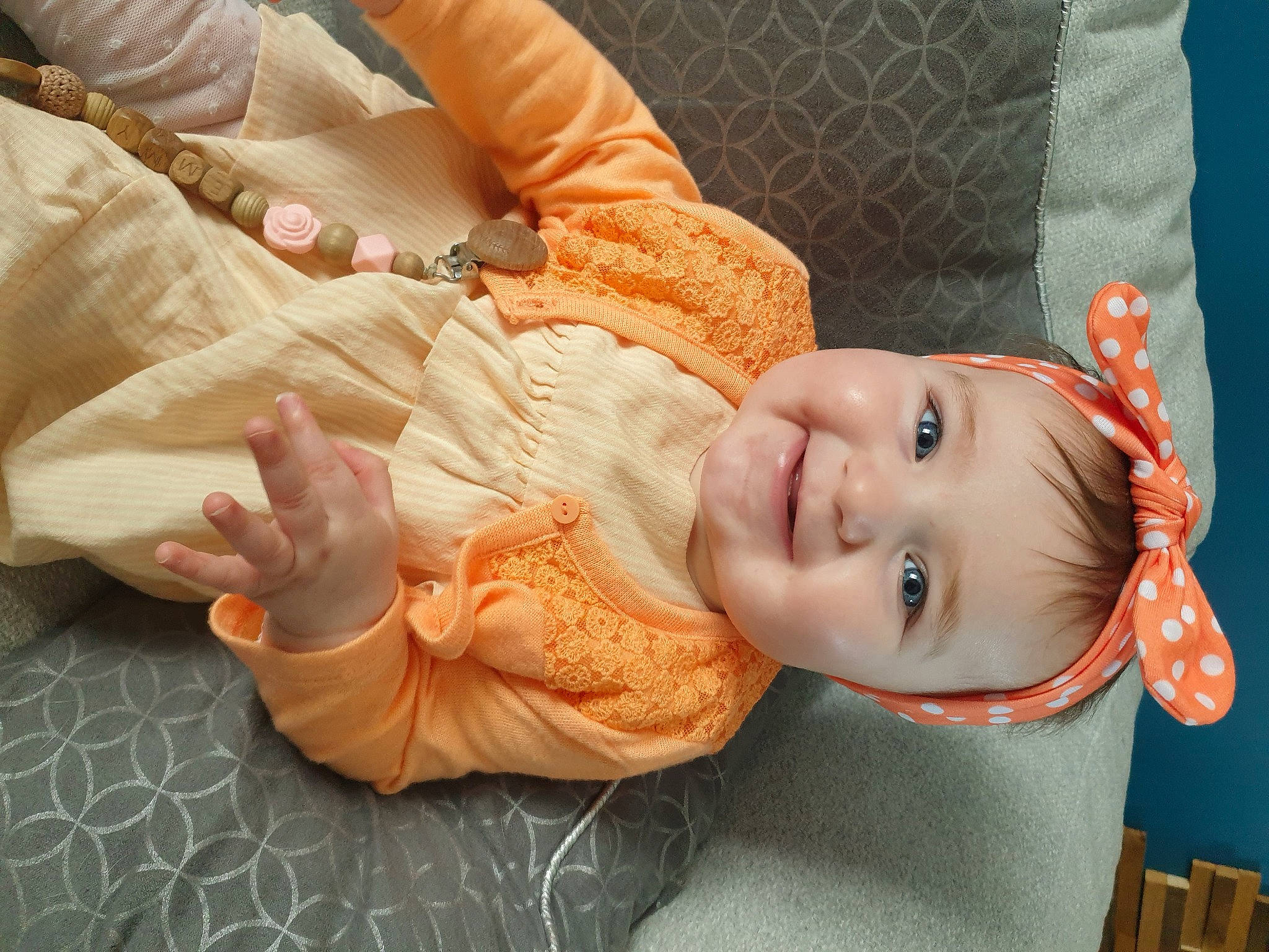 Emmy participe au concours pour gagner de l'argent avec cette photo : baby, baby_toddler_clothing, cheek, child, comfort, eye, finger, gesture, happy, human_body, joy, lip, mammal, mouth, nose, person, skin, smile, toddler, tree