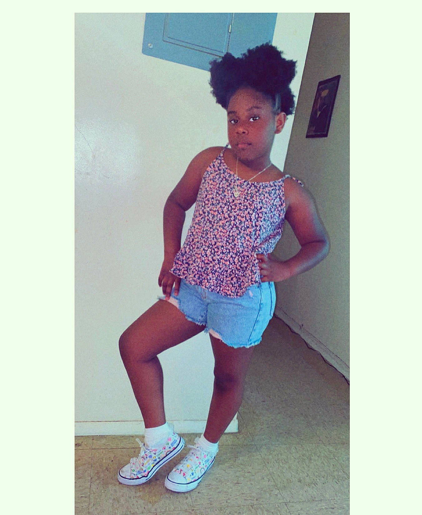 Siyah is registered to the contest to win money with this photo: denim, electric_blue, eyewear, fashion_accessory, fashion_design, fashion_model, human_leg, knee, magenta, neck, pattern, person, pink, shorts, shoulder, sleeve, sportswear, street_fashion, t_shirt, thigh