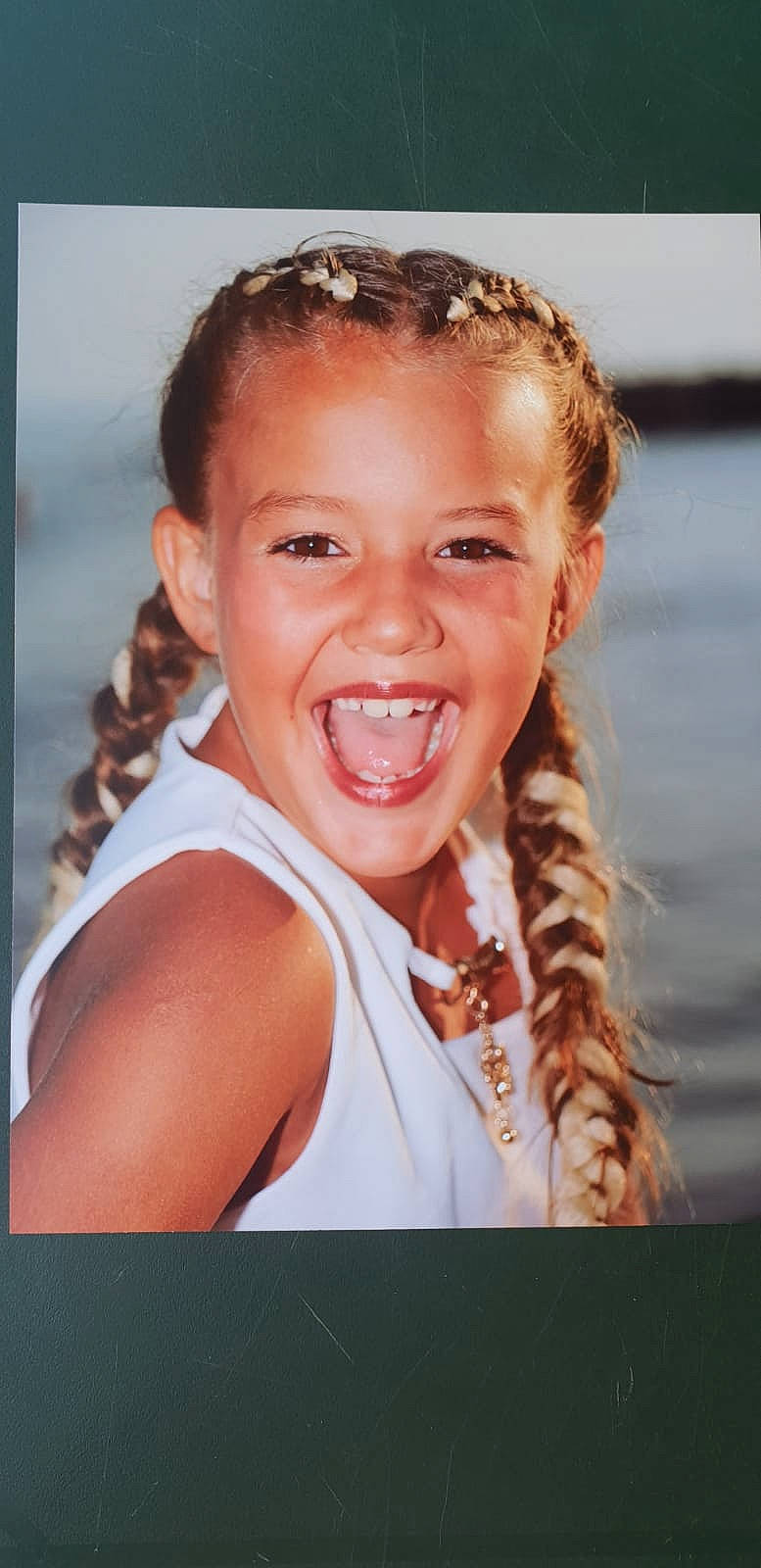 Mariana a rejoint le concours — aidez-le/la à gagner de superbes lots ! beauty, chin, ear, eyebrow, eyelash, facial_expression, forehead, hairstyle, happy, iris, jaw, lip, mouth, neck, nose, organ, person, photograph, skin, style