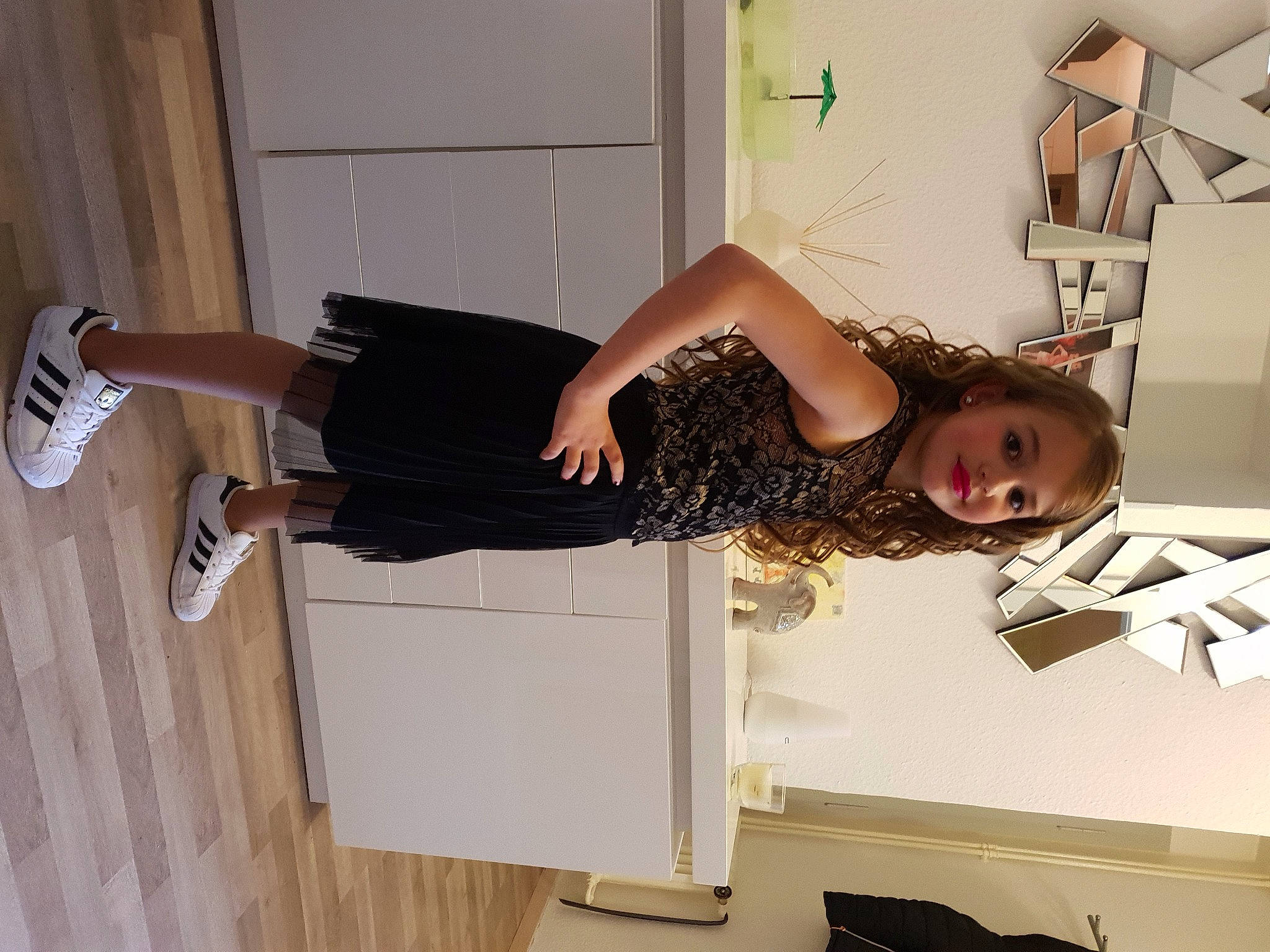 Mariana participe au concours pour gagner de l'argent avec cette photo : calf, cocktail_dress, day_dress, elbow, floor, flooring, human_leg, joint, knee, laminate_flooring, one_piece_garment, person, shoe, shoulder, sneakers, thigh, trunk, waist, walking_shoe, wood_flooring