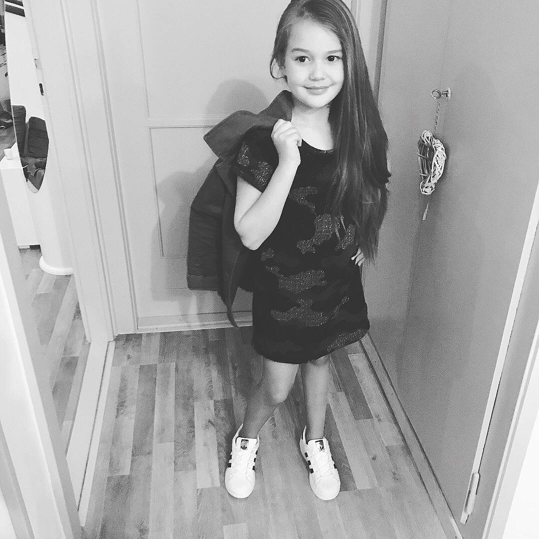 Mariana participe au concours pour gagner de l'argent avec cette photo : black, black_and_white, day_dress, dress, floor, flooring, foot, human_leg, joy, little_black_dress, long_hair, monochrome, monochrome_photography, one_piece_garment, person, photograph, shoe, snapshot, standing, style