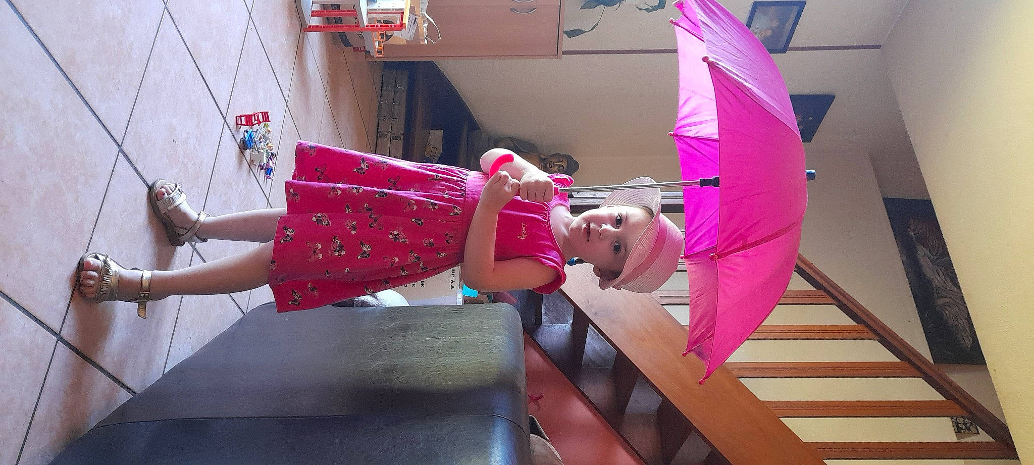 Mirajane a rejoint le concours — aidez-le/la à gagner de superbes lots ! arm, child, dress, fashion_accessory, fashion_design, fun, headwear, human_leg, leisure, magenta, pattern, person, pink, product, room, sandal, textile, thigh, toddler, umbrella