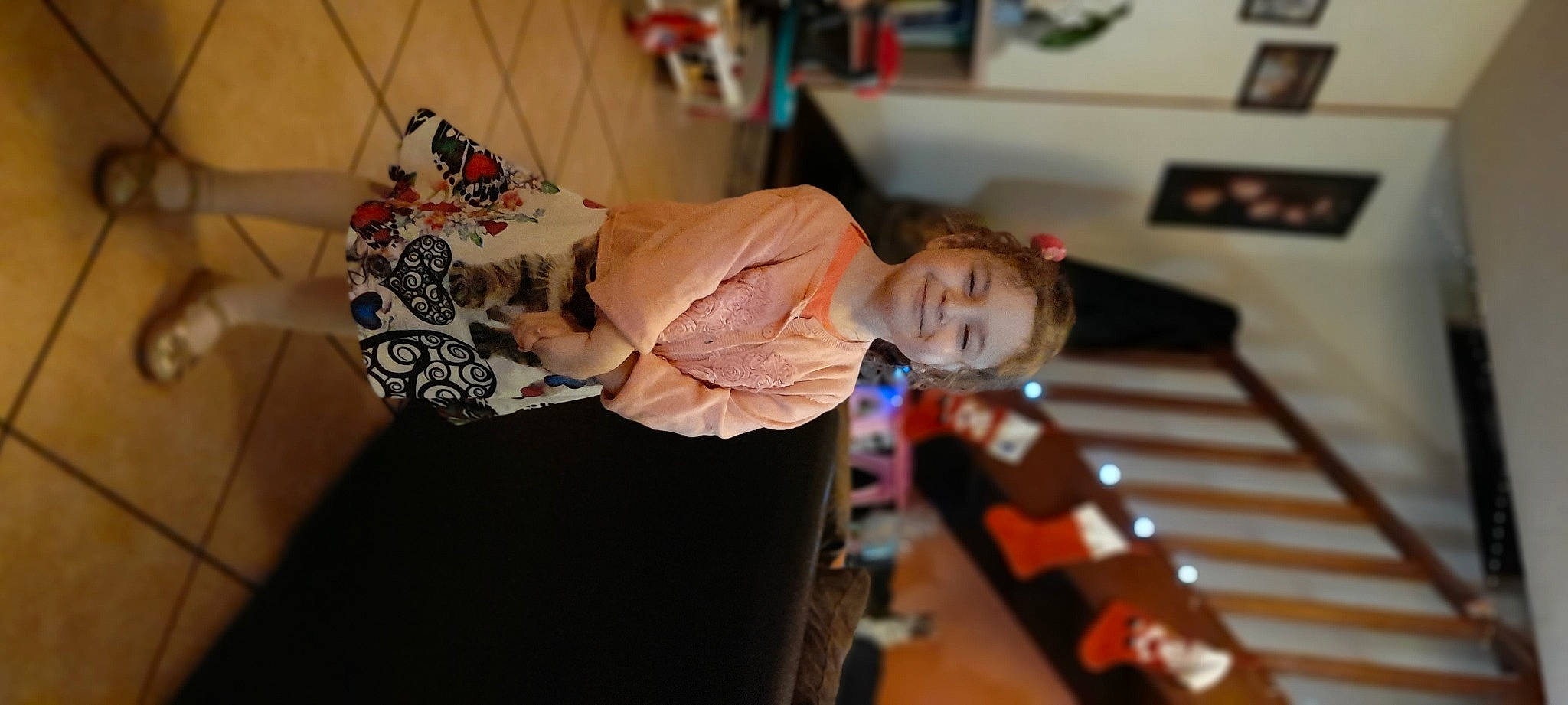 Mirajane a rejoint le concours — aidez-le/la à gagner de superbes lots ! ceremony, child, costume, dress, event, fashion_design, formal_wear, fun, happy, hardwood, head, joy, party, person, picture_frame, room, smile, suit, tie, toddler