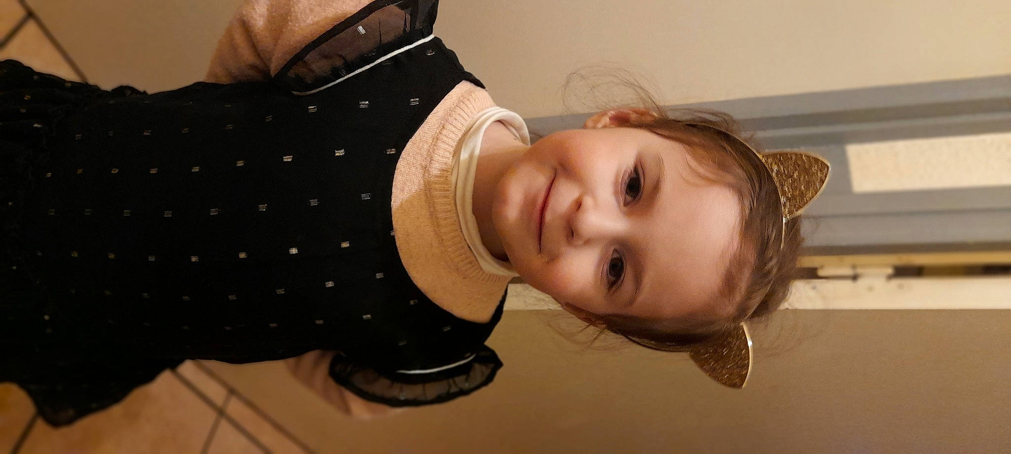 Mirajane a rejoint le concours — aidez-le/la à gagner de superbes lots ! baby_toddler_clothing, brown_hair, cap, cheek, child, collar, eyelash, fashion_accessory, fun, happy, hat, headgear, joy, lip, neck, nose, pattern, person, personal_protective_equipment, sleeve