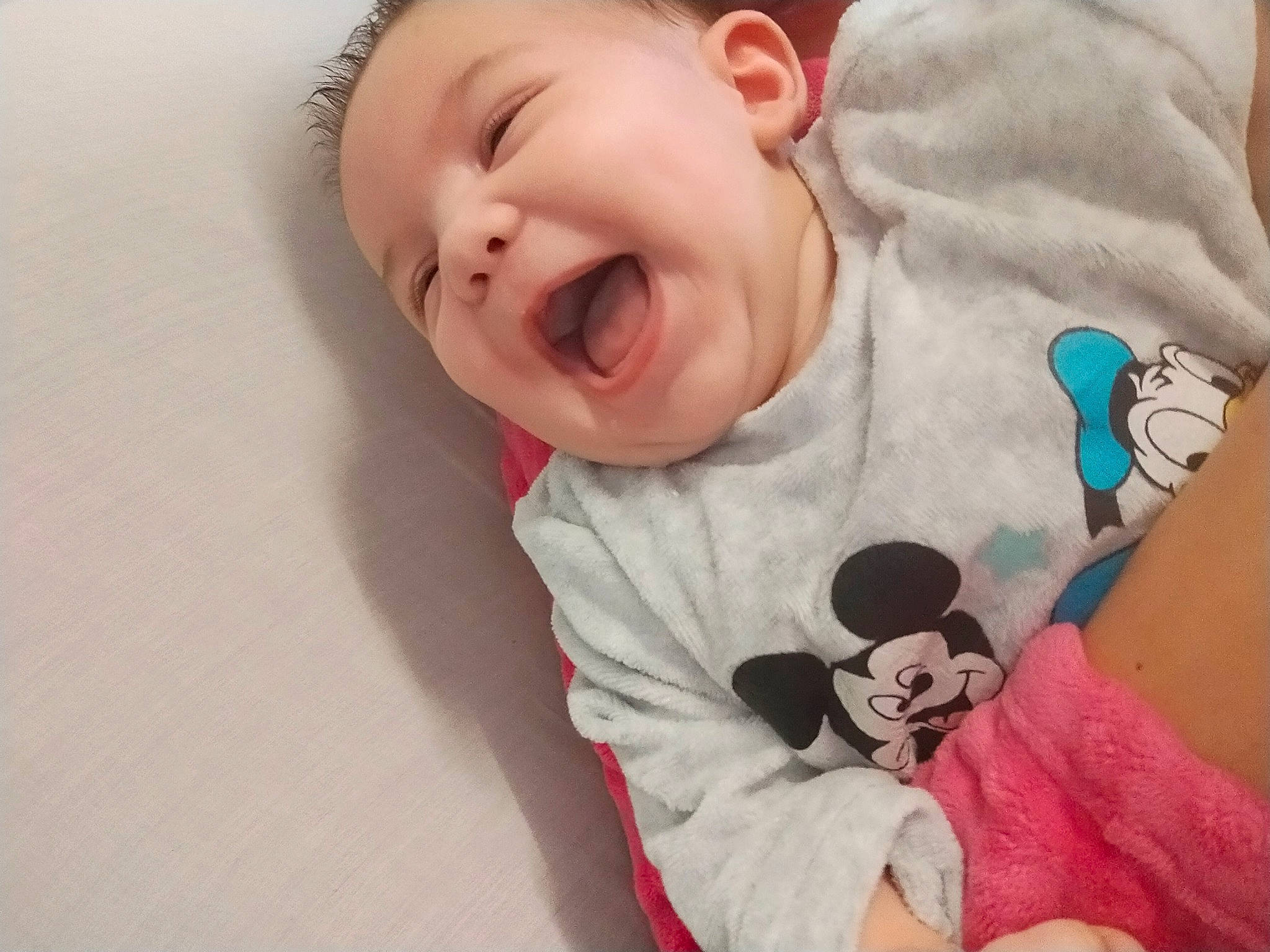 Djelson a rejoint le concours — aidez-le/la à gagner de superbes lots ! arm, baby, baby_toddler_clothing, cheek, comfort, eye, face, finger, gesture, happy, human_body, lip, mouth, neck, nose, person, skin, sleeve, smile, t_shirt