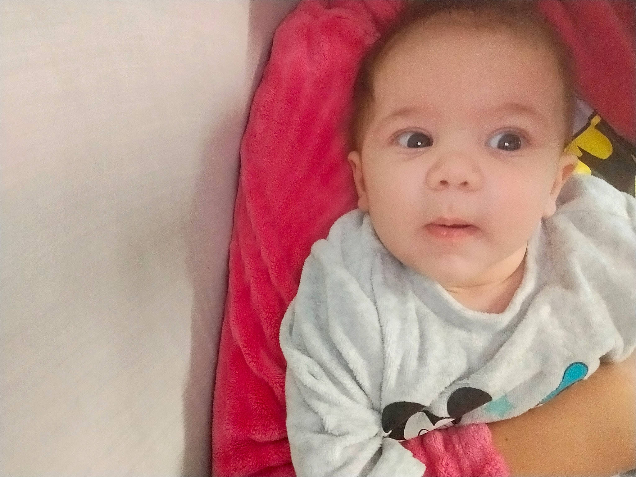 Djelson participe au concours pour gagner de l'argent avec cette photo : baby, baby_toddler_clothing, cheek, chin, comfort, eye, eyebrow, face, finger, happy, head, iris, lip, neck, nose, person, pink, skin, sleeve, smile