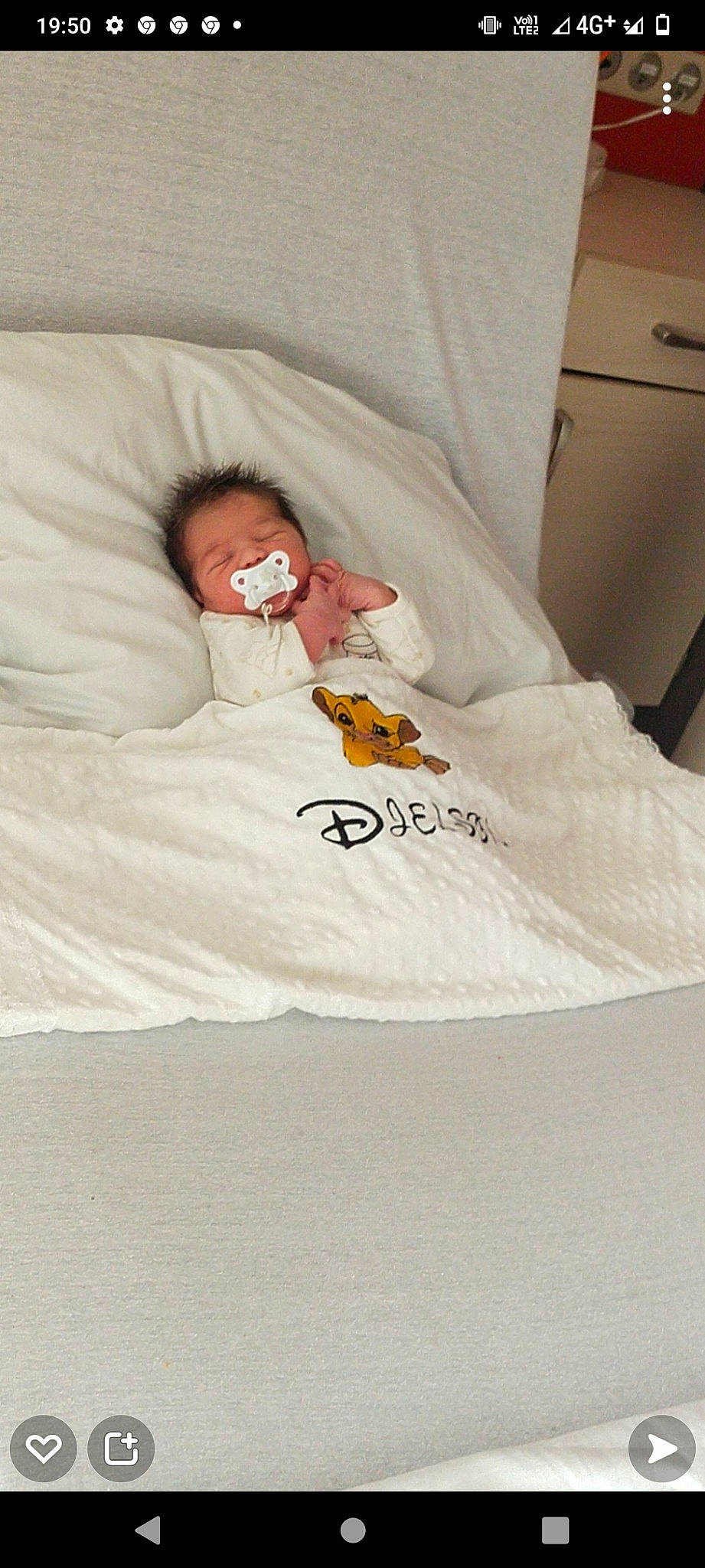 Djelson a rejoint le concours — aidez-le/la à gagner de superbes lots ! baby, baby_products, baby_safety, baby_sleeping, baby_toddler_clothing, bed, bed_sheet, bedding, bedroom, bedtime, blanket, child, comfort, linens, person, room, sleeve, throw_pillow, toddler, towel