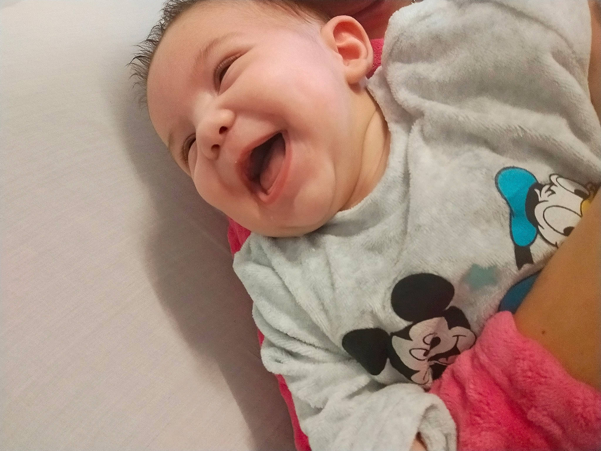 Djelson participe au concours pour gagner de l'argent avec cette photo : arm, baby, baby_toddler_clothing, cheek, comfort, facial_expression, finger, gesture, hand, happy, human_body, lip, mouth, neck, nose, person, skin, sleeve, smile, t_shirt