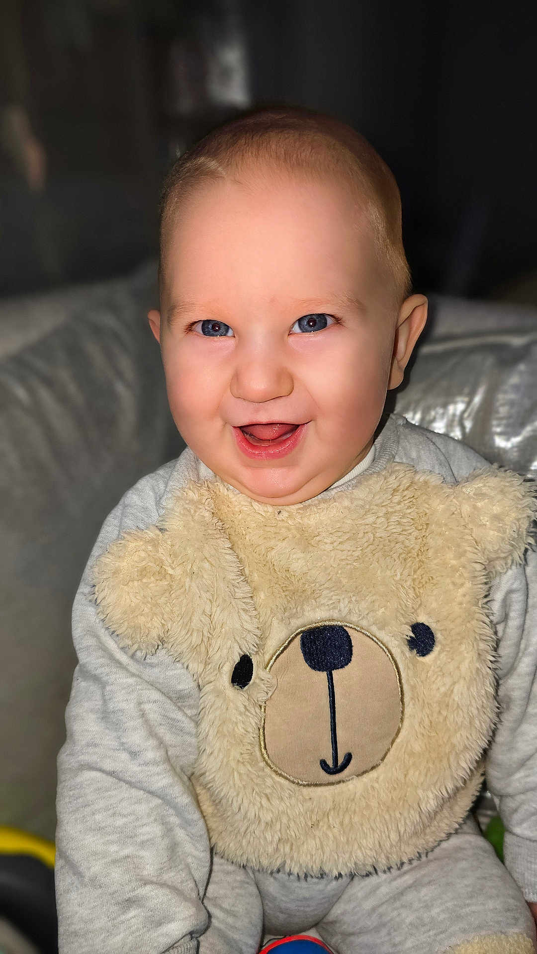 Elouann a rejoint le concours — aidez-le/la à gagner de superbes lots ! applique, baby, babylaughing, clothing, couch, cushion, face, furniture, happy, head, homedecor, knitwear, laughing, pattern, person, photography, portrait, sitting, smile, sweater