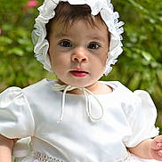 Liana a rejoint le concours — aidez-le/la à gagner de superbes lots ! baby, child, white_dress, bonnet, portrait, outdoor, greenery, curious, face, eyes, cute, infant, hands, dress, lace, ribbons, nature, young, person, soft_lighting