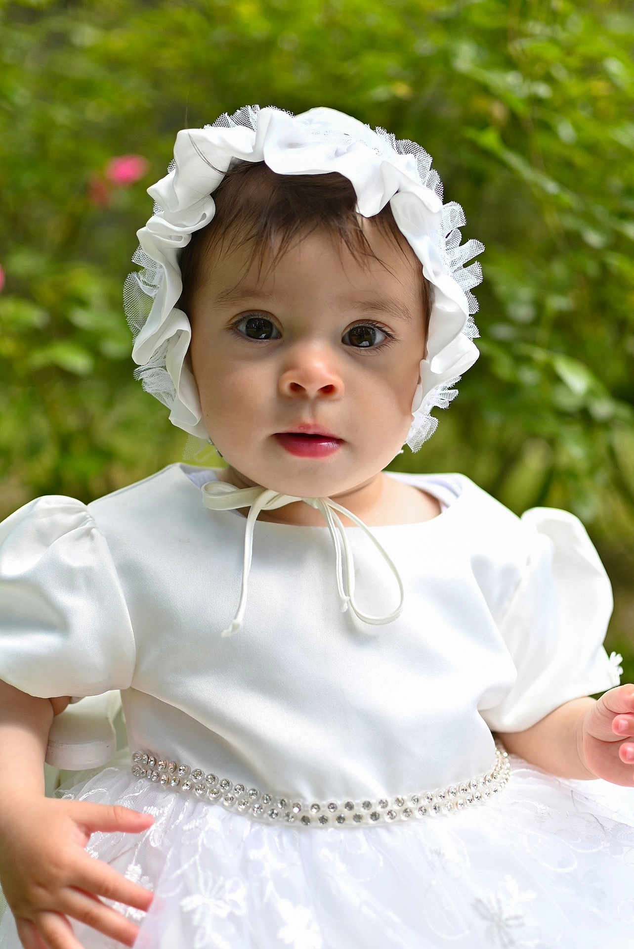 Liana a rejoint le concours — aidez-le/la à gagner de superbes lots ! baby, child, white_dress, bonnet, portrait, outdoor, greenery, curious, face, eyes, cute, infant, hands, dress, lace, ribbons, nature, young, person, soft_lighting