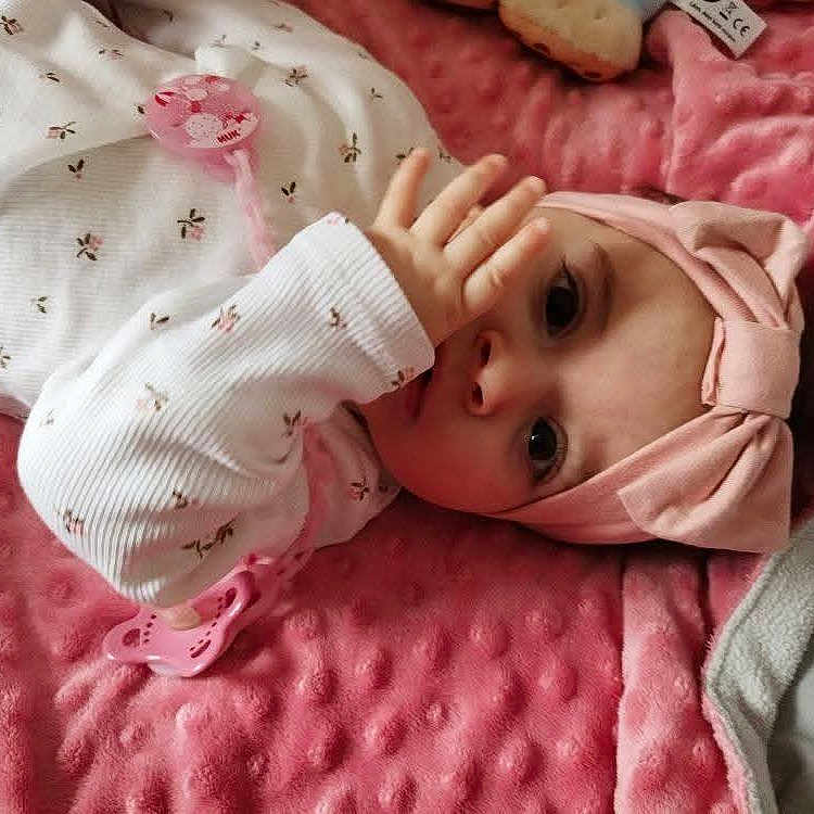 Lyana a rejoint le concours — aidez-le/la à gagner de superbes lots ! baby, bed, blanket, bodypart, bonnet, clothing, crawling, face, finger, furniture, hand, happy, hat, head, newborn, person, photography, portrait, quilt, smile