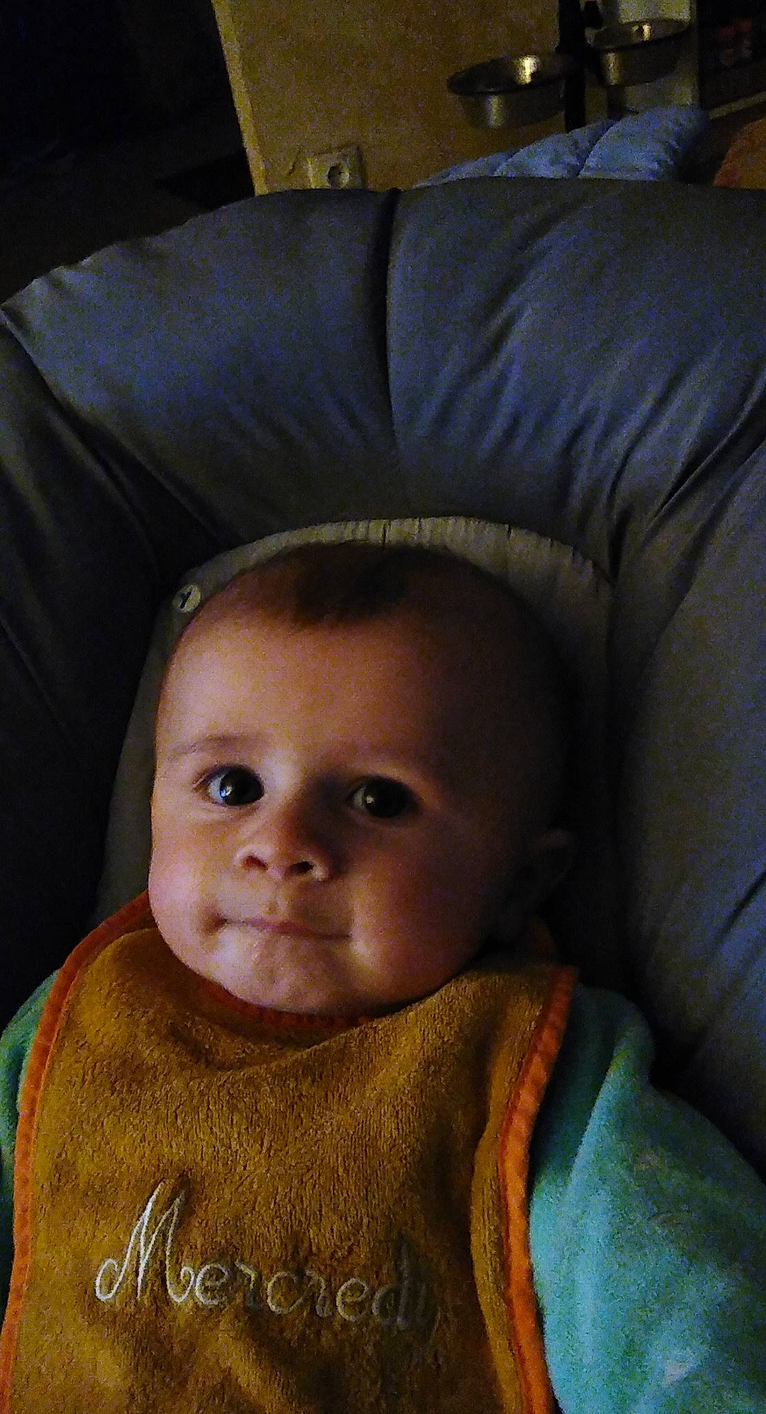 Axel participe au concours pour gagner de l'argent avec cette photo : blue, cheek, comfort, eye, face, fun, green, hair, hairstyle, head, human, lighting, lip, people, person, product, room, sitting, skin, vertebrate