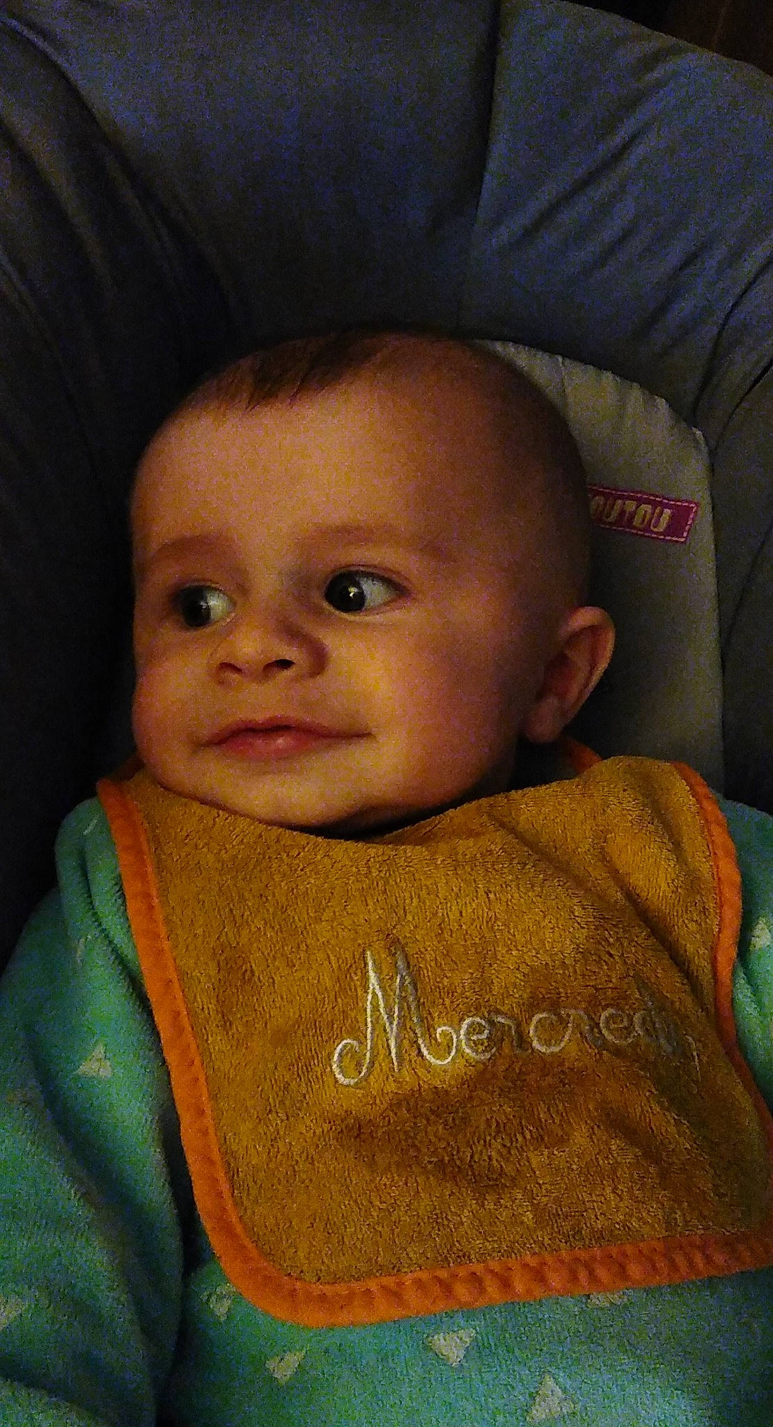 Axel a rejoint le concours — aidez-le/la à gagner de superbes lots ! baby, baby_toddler_clothing, car_seat, cheek, child, chin, comfort, cool, eyebrow, forehead, iris, lip, mouth, nose, orange, person, skin, sweater, textile, toddler