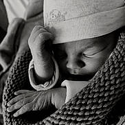 Hugo a rejoint le concours — aidez-le/la à gagner de superbes lots ! newborn, baby, sleeping, hat, hand, knitted_blanket, black_and_white, close_up, soft_light, peaceful, infant, wrapped, cozy, portrait, cute, tiny_hands, warm, resting, child, face