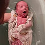 Naël a rejoint le concours — aidez-le/la à gagner de superbes lots ! newborn, baby, bathtub, water, cloth, infant, bath, skin, hand, adult, support, expression, mouth_open, wet, tub, person, care, soft, cute, fresh