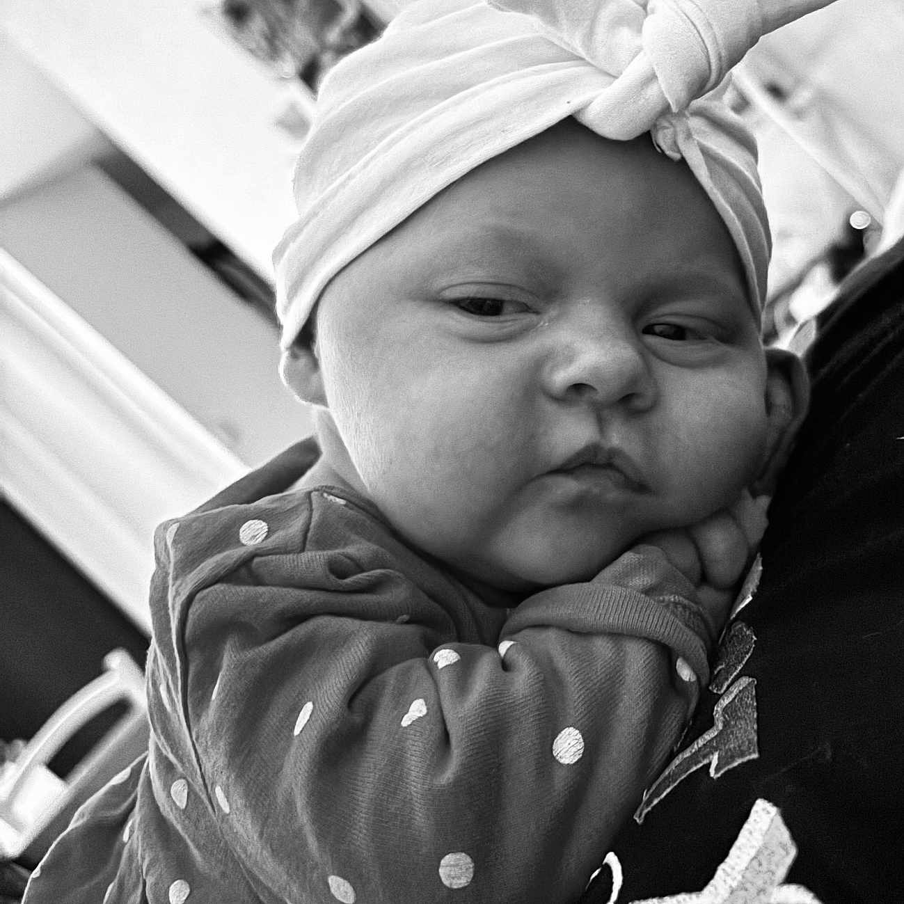Charlie participe au concours pour gagner de l'argent avec cette photo : baby, black_and_white, casual, child, close_up, clothing, cute, expression, fabric, face, hand_on_cheek, head_wrap, indoor, infant, person, polka_dot, portrait, resting, soft_light, young