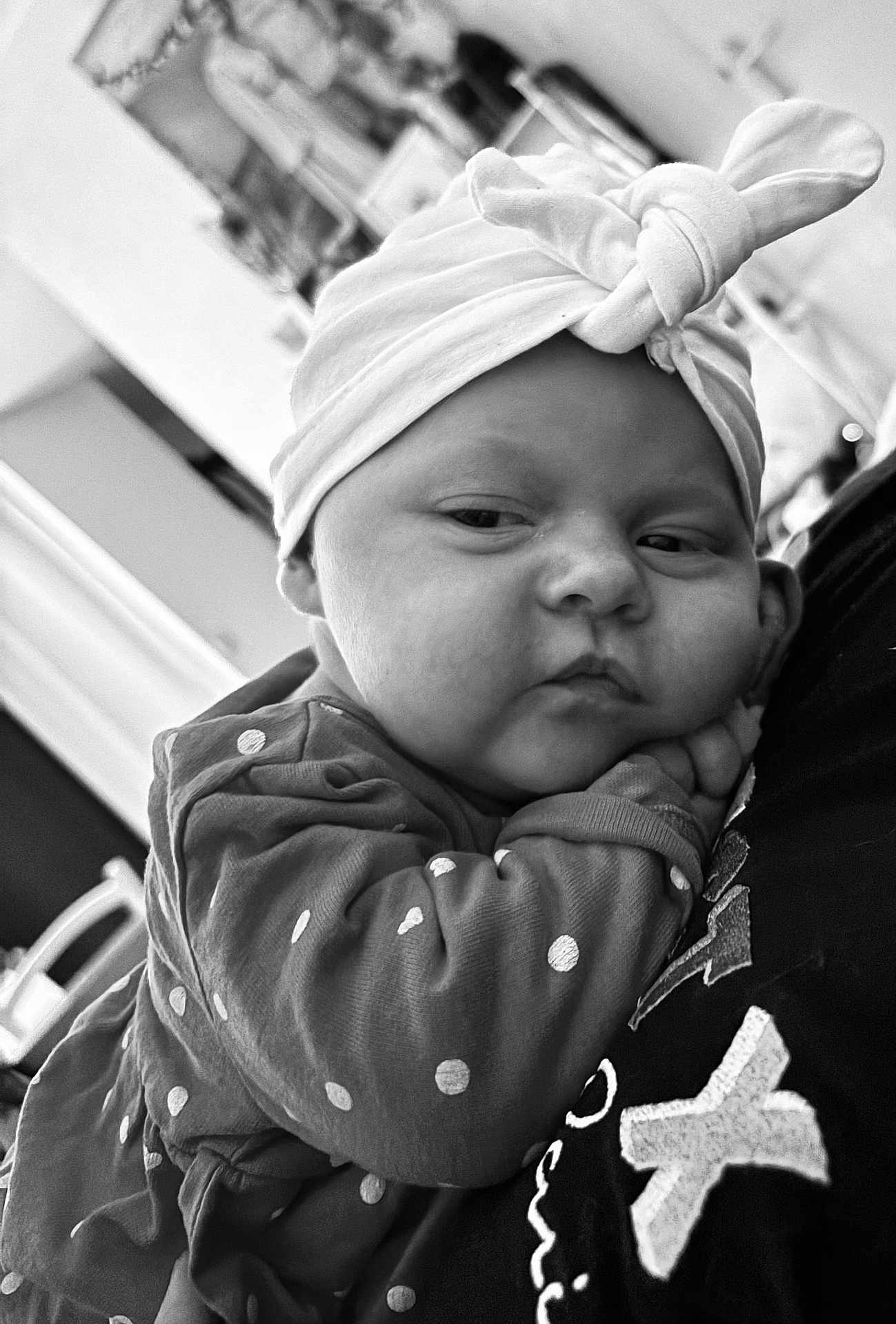 Charlie participe au concours pour gagner de l'argent avec cette photo : baby, infant, polka_dot, head_wrap, black_and_white, portrait, close_up, resting, hand_on_cheek, cute, child, clothing, person, indoor, fabric, expression, soft_light, face, young, casual