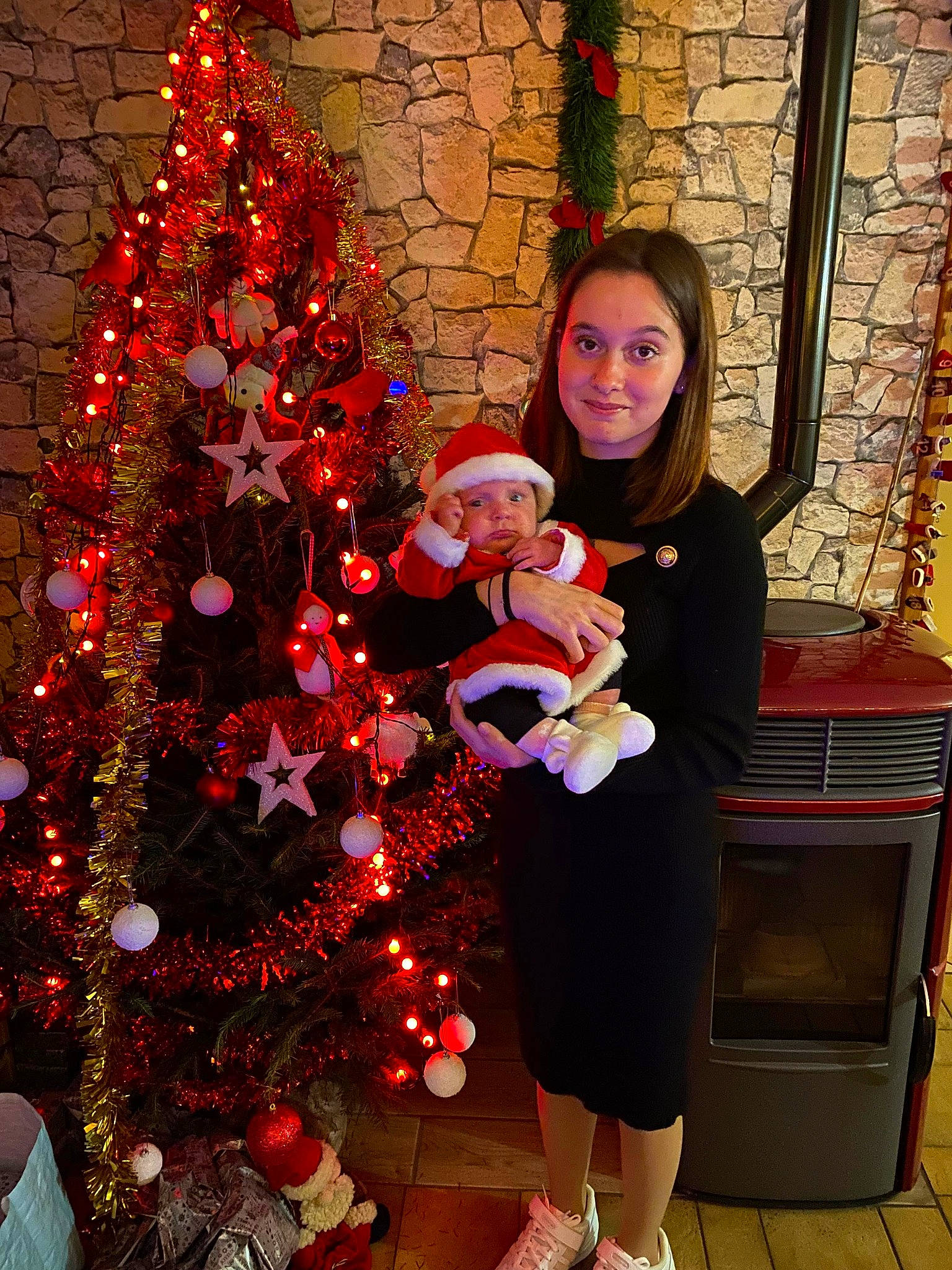 Annaëlle a rejoint le concours — aidez-le/la à gagner de superbes lots ! christmas, christmas_decoration, christmas_eve, christmas_ornament, christmas_tree, conifer, event, evergreen, happy, headwear, holiday, holiday_ornament, joy, lap, ornament, person, pink, plant, red, sandal