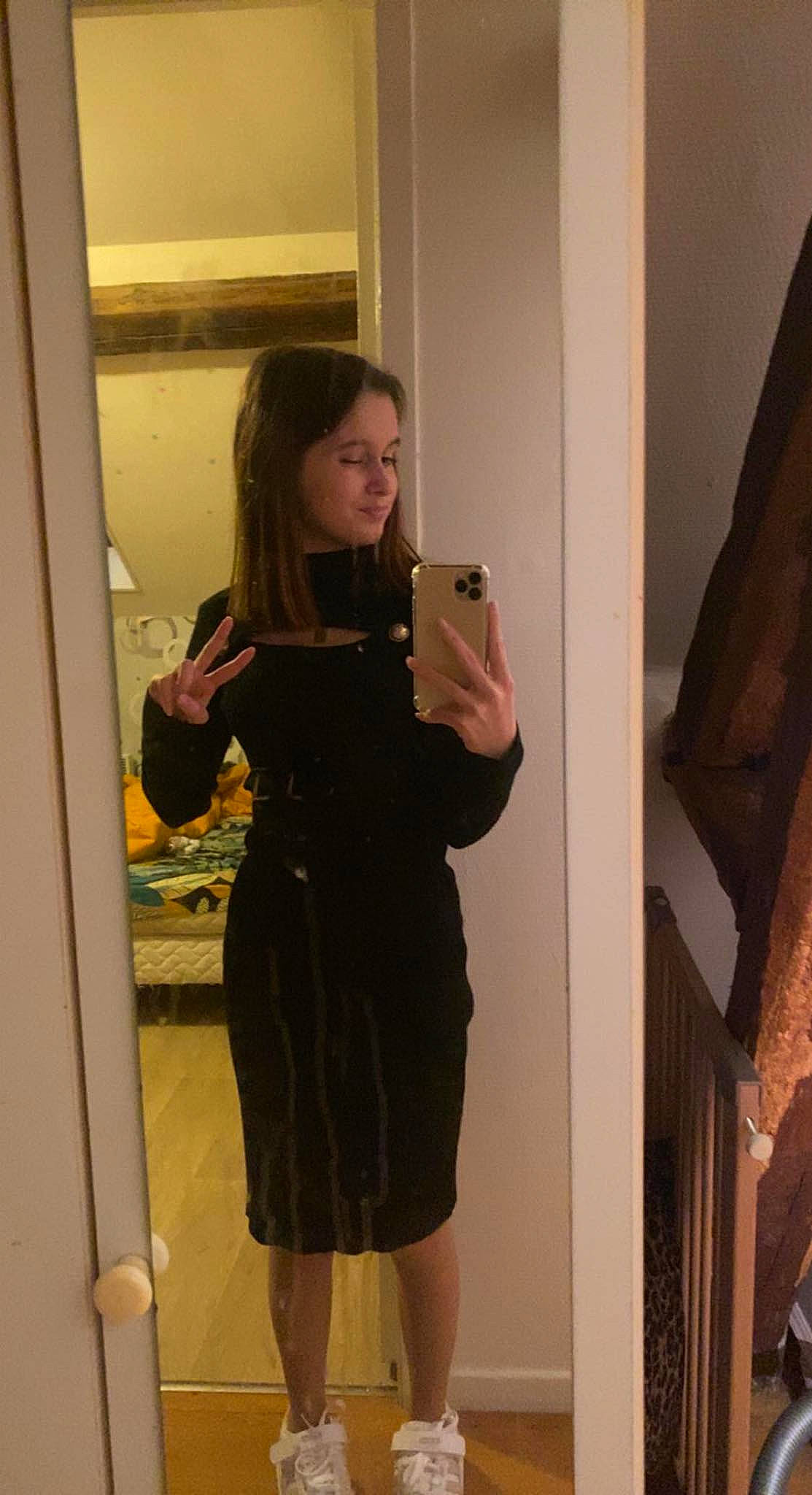 Annaëlle participe au concours pour gagner de l'argent avec cette photo : abdomen, blond, brown_hair, cocktail_dress, eyewear, fashion_design, formal_wear, fur, human_leg, joint, knee, long_hair, mirror, neck, person, room, selfie, sleeve, thigh, trunk