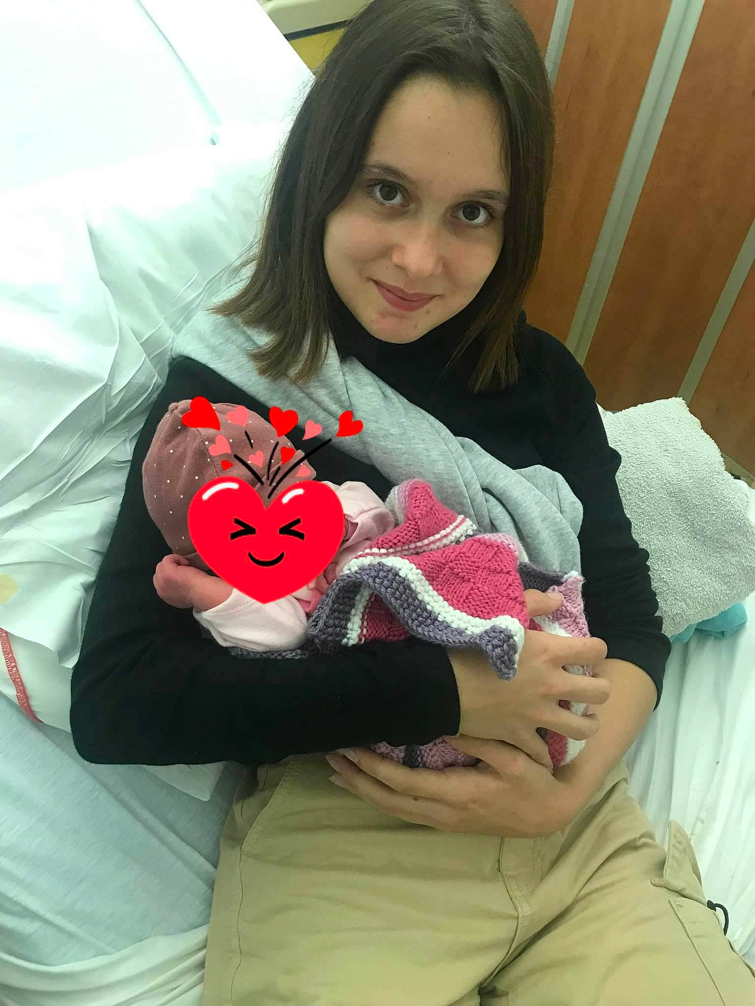 Annaëlle a rejoint le concours — aidez-le/la à gagner de superbes lots ! abdomen, automotive_design, black_hair, comfort, elbow, eye, eyelash, happy, human_leg, joy, knee, lap, mouth, neck, person, shoulder, sleeve, smile, textile, thigh