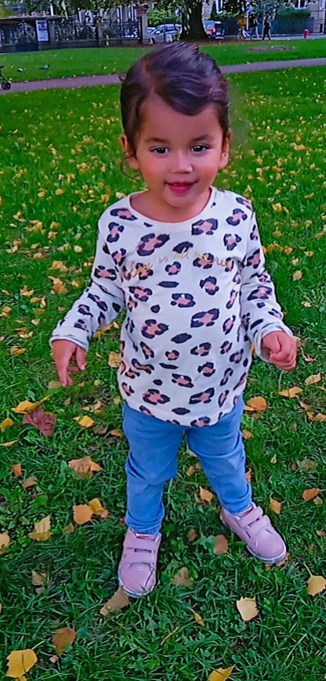 Taliya participe au concours pour gagner de l'argent avec cette photo : baby, baby_toddler_clothing, boot, child, footwear, fun, grass, happy, joy, leg, pattern, people_in_nature, person, plant, recreation, sandal, shoe, sleeve, smile, sneakers