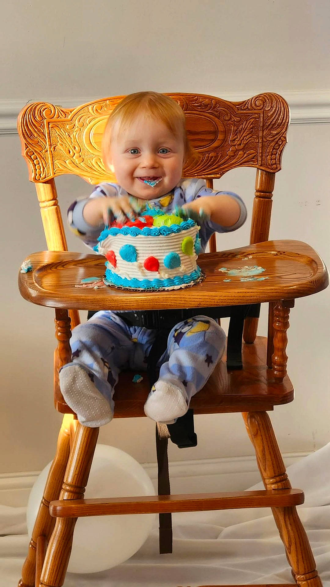 Oliver is registered to the contest to win money with this photo: baby, balloon, birthday, cake, cake_smash, child, crumbs, dessert, frosting, hands, happy, high_chair, indoor, mess, onesie, portrait, smile, socks, toddler, wooden_chair