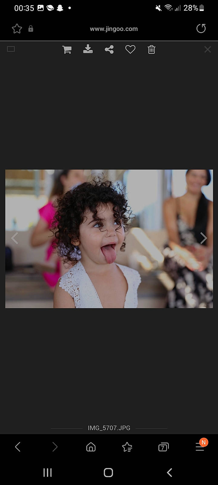 Thaïnna participe au concours pour gagner de l'argent avec cette photo : blurred, event, eyelash, eyewear, fashion_accessory, fashion_design, flash_photography, formal_wear, fun, gesture, happy, headpiece, jewellery, long_hair, magenta, monochrome_photography, neck, necklace, person, room