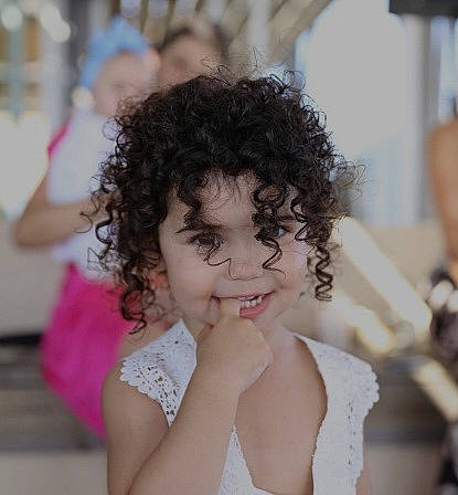 Thaïnna participe au concours pour gagner de l'argent avec cette photo : black_hair, brown_hair, child, ear, event, eyelash, facial_expression, finger, fun, gesture, hair, happy, leisure, lip, neck, nose, person, shoulder, skin, smile