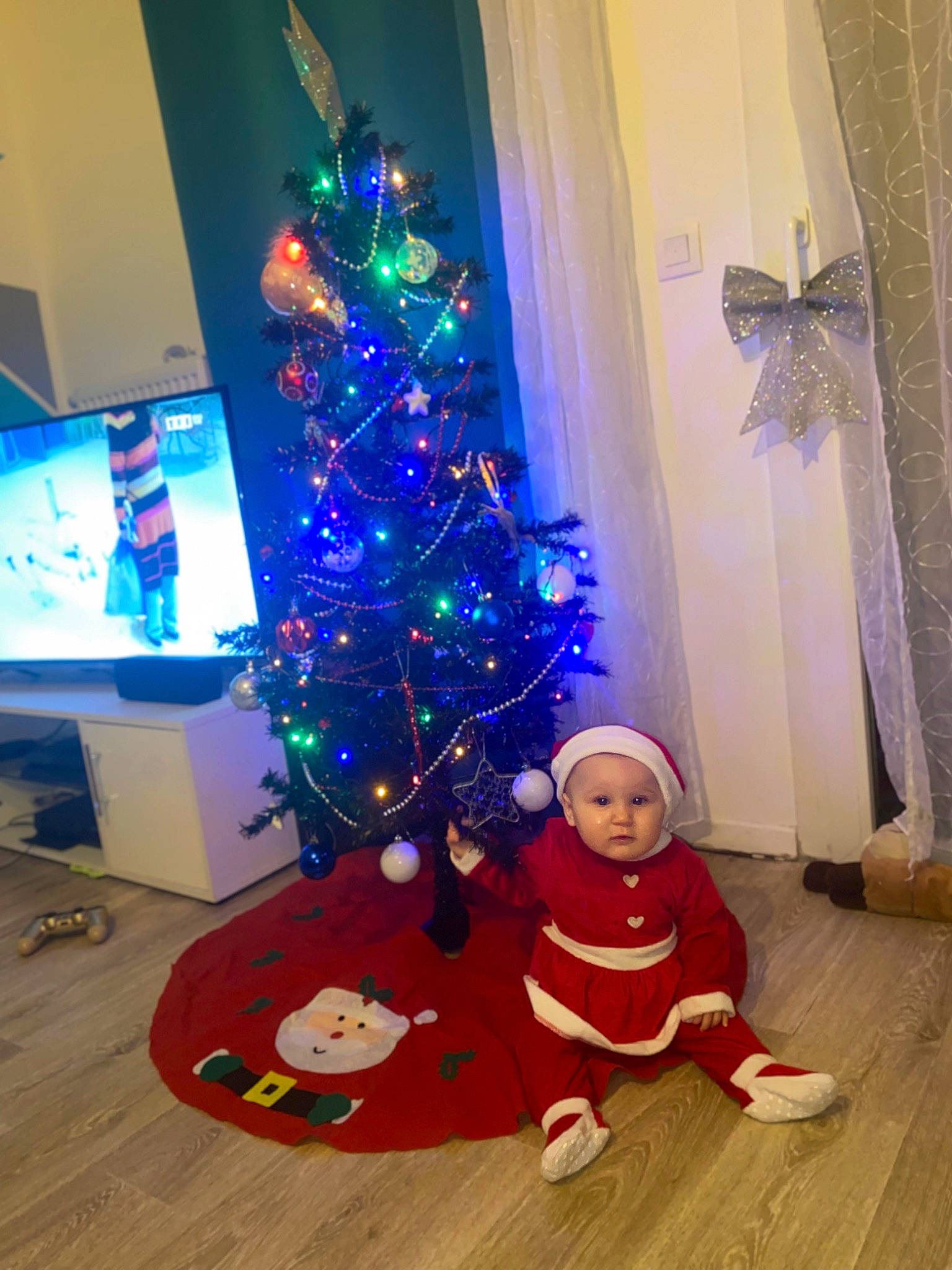 Julya a rejoint le concours — aidez-le/la à gagner de superbes lots ! christmas, christmas_decoration, christmas_eve, christmas_ornament, christmas_tree, electric_blue, event, evergreen, flooring, fun, headwear, holiday, holiday_ornament, interior_design, ornament, person, plant, purple, toddler, tree