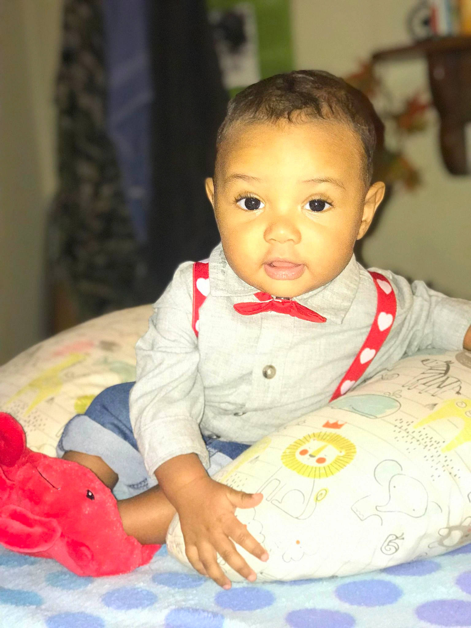 Marcel is registered to the contest to win money with this photo: baby, baby_toddler_clothing, bib, cheek, child, chin, eye, face, facial_expression, flooring, fun, happy, head, human, iris, lip, nose, person, skin, sleeve