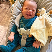 Serge a rejoint le concours — aidez-le/la à gagner de superbes lots ! baby, baby_seat, blue_onesie, child, comfort, cushion, cute, face, giraffe_toy, happy, home, indoors, infant, person, playful, plush_toy, safety_harness, small_hands, smiling, wooden_floor