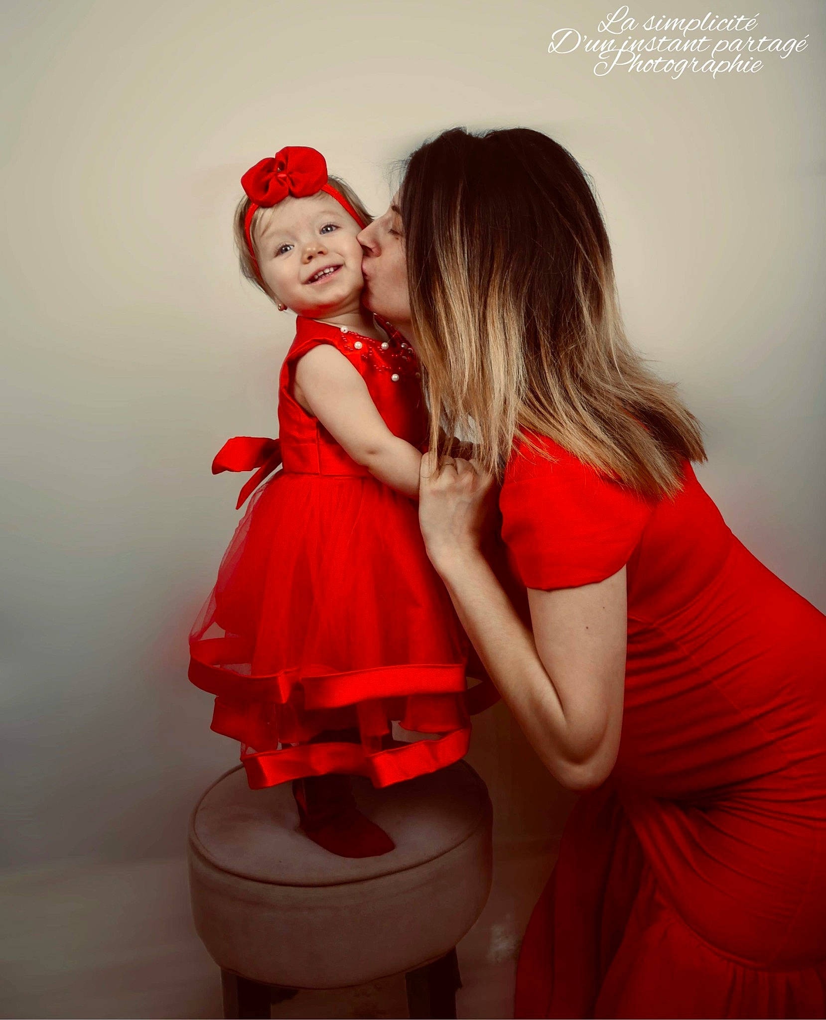 Naomie a rejoint le concours — aidez-le/la à gagner de superbes lots ! arm, beauty, day_dress, dress, event, fashion_design, flash_photography, formal_wear, gesture, happy, hat, headwear, human_leg, joy, magenta, one_piece_garment, person, shoulder, smile, thigh