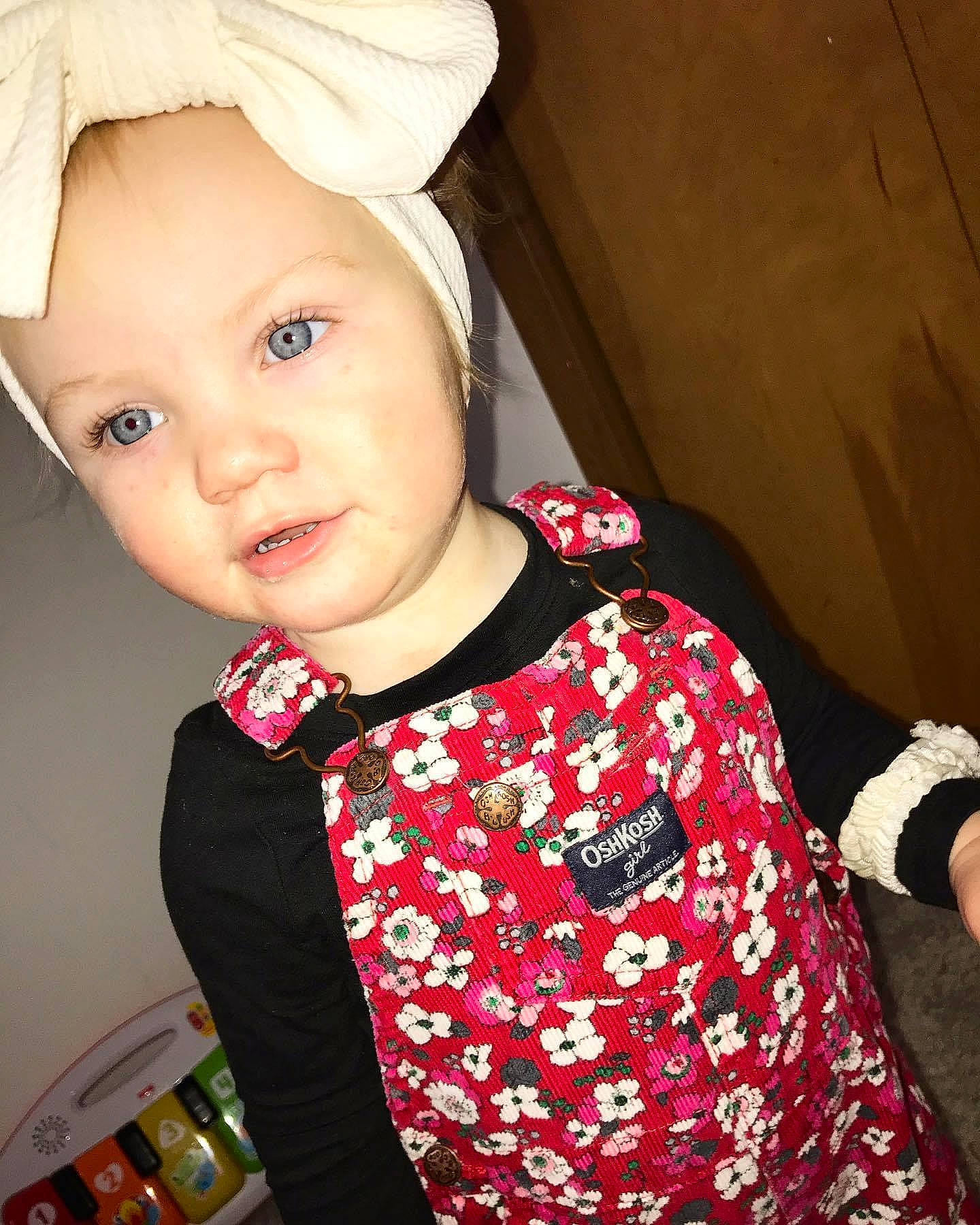 Calista is registered to the contest to win money with this photo: baby, baby_toddler_clothing, bracelet, cheek, child_model, costume_accessory, eyelash, headband, headpiece, iris, person, watch