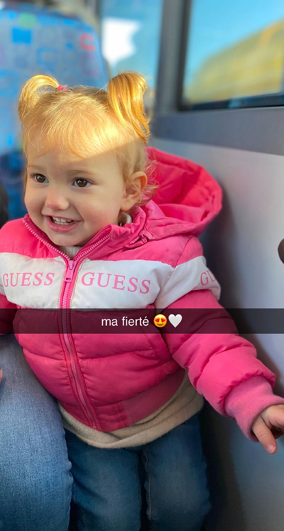 Mylena a rejoint le concours — aidez-le/la à gagner de superbes lots ! baby, baby_carriage, baby_products, baby_toddler_clothing, blond, cheek, child, electric_blue, fashion_accessory, happy, jeans, joy, magenta, neck, person, pink, sitting, skin, sleeve, smile